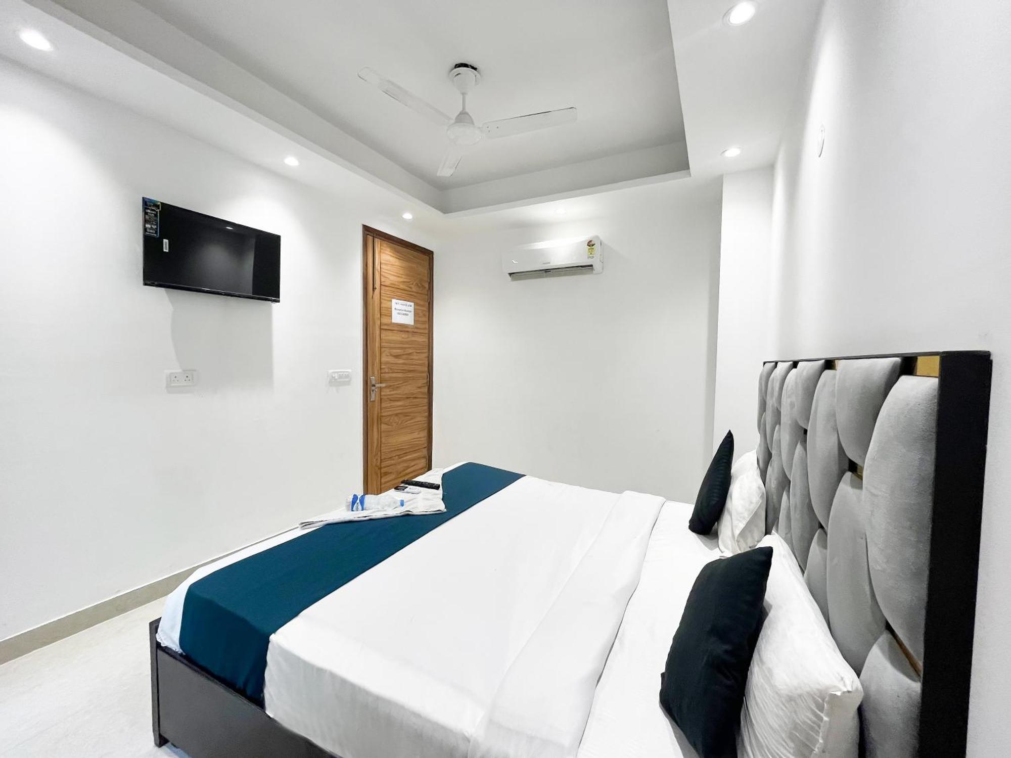 24 Seven - Malviya Nagar Hotel