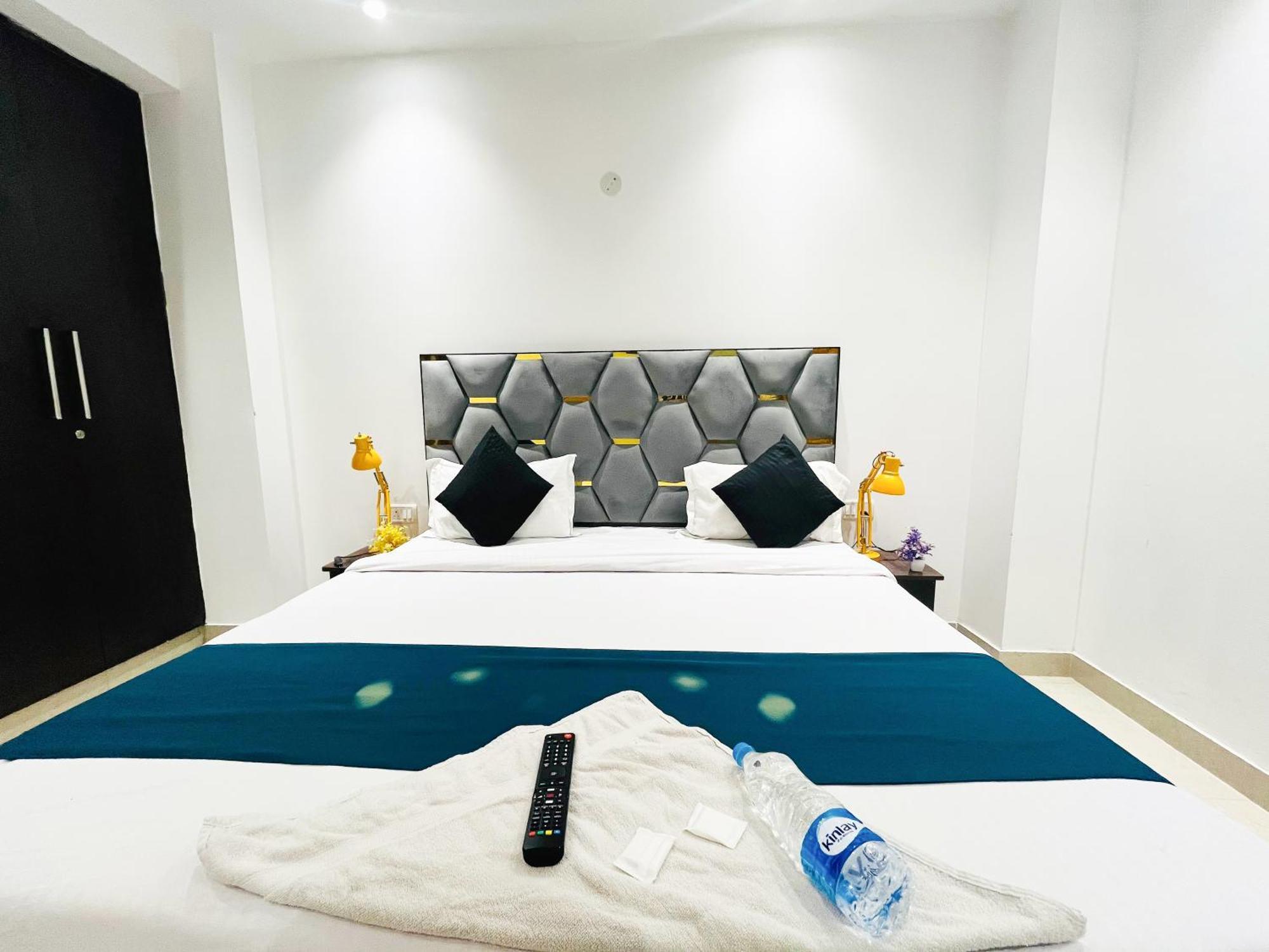 Hotel 24 Seven - Malviya Nagar
