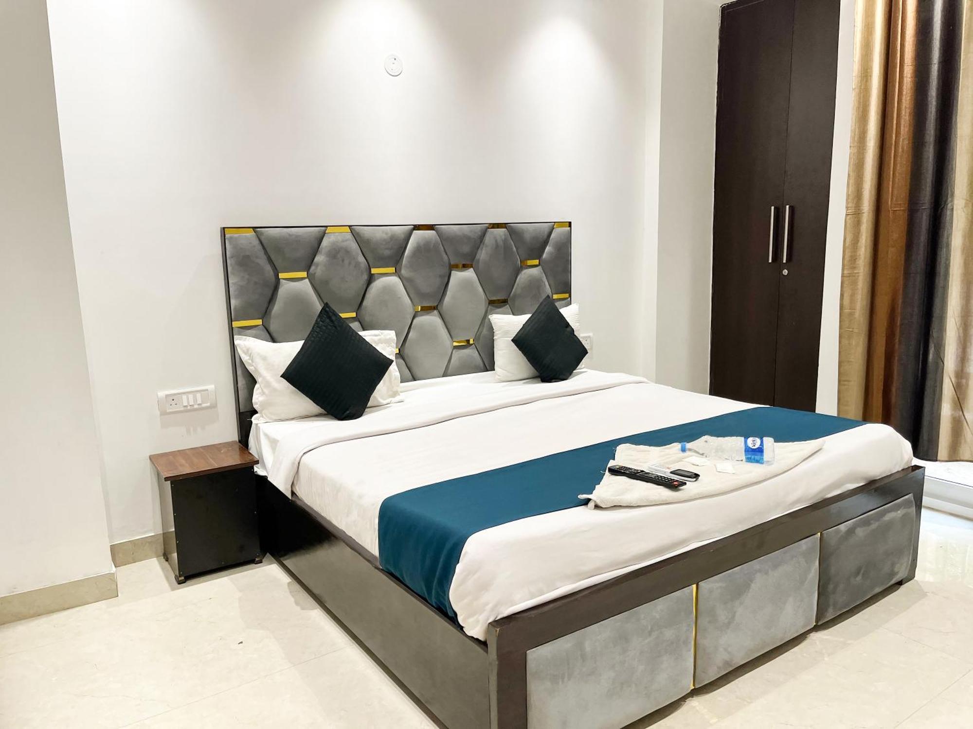 Hotel 24 Seven - Malviya Nagar