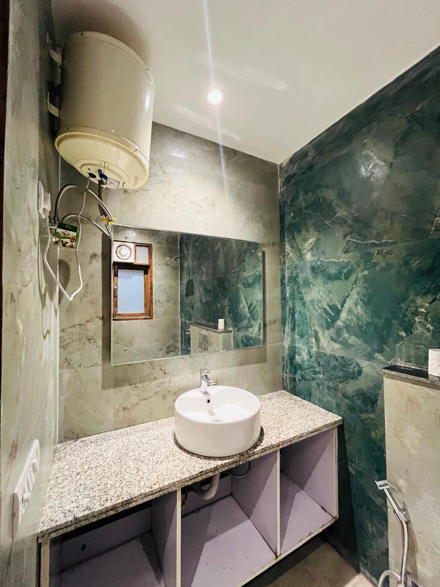 24 Seven - Malviya Nagar Hotel