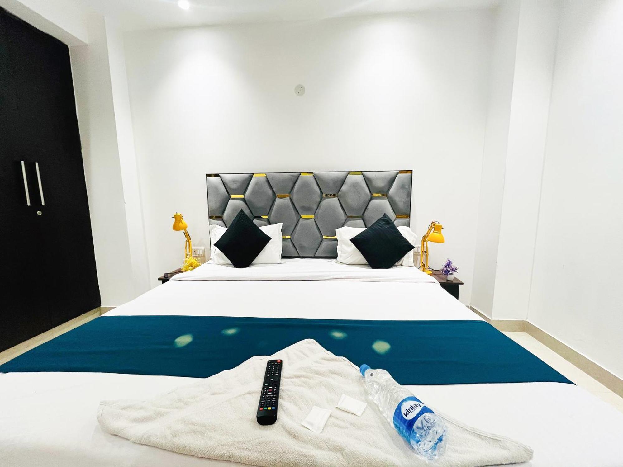 24 Seven - Malviya Nagar